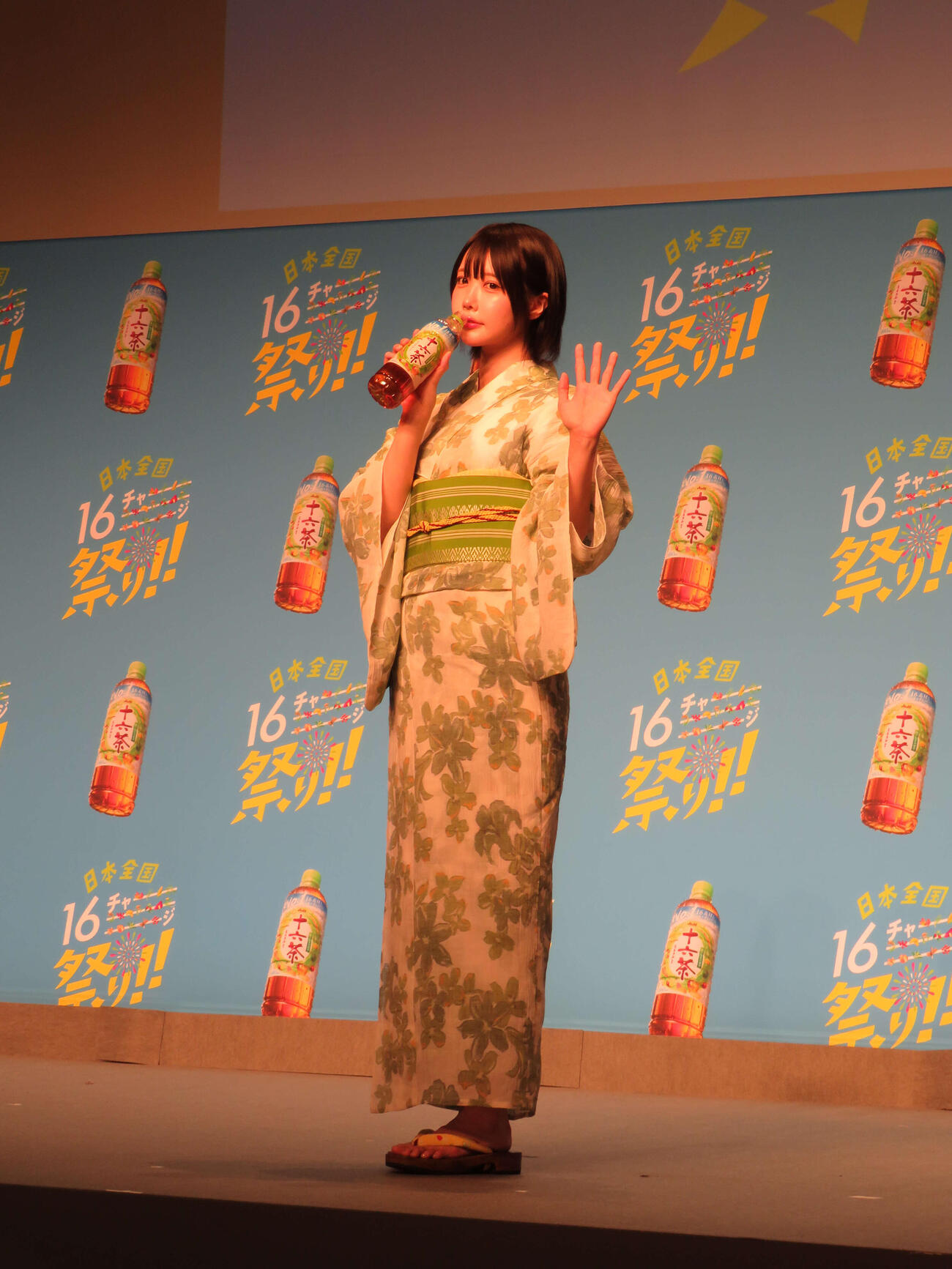 「日本全国16チャーーージ祭り！！」プレス発表会に、浴衣姿で登場した、あの（撮影・村上幸将）