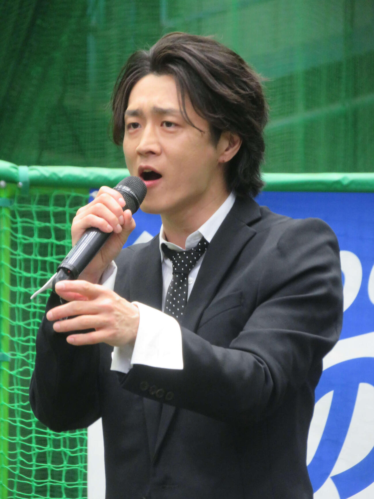 「陽が沈む前に…」を熱唱する真田ナオキ（撮影・川田和博）