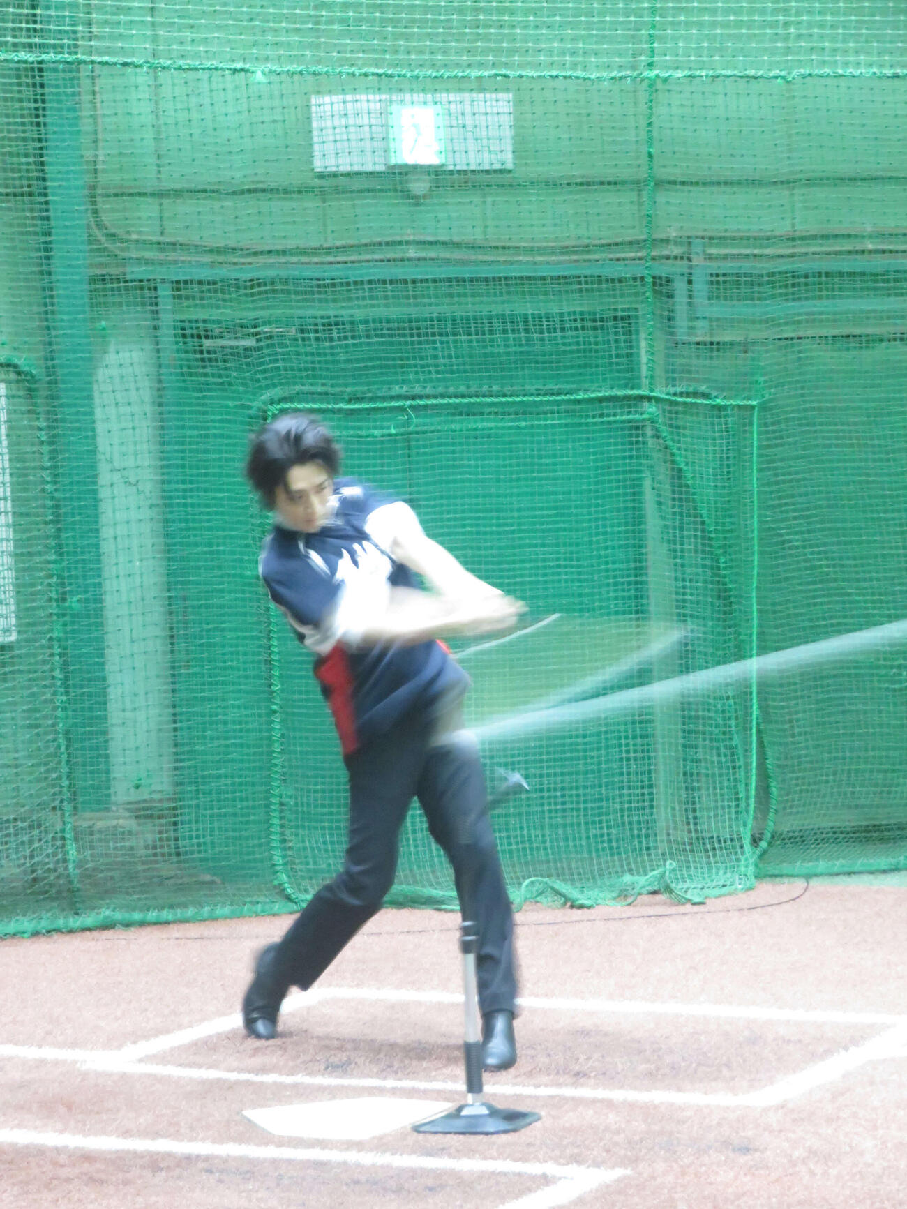 ティーバッティングに挑戦する真田ナオキ（撮影・川田和博）