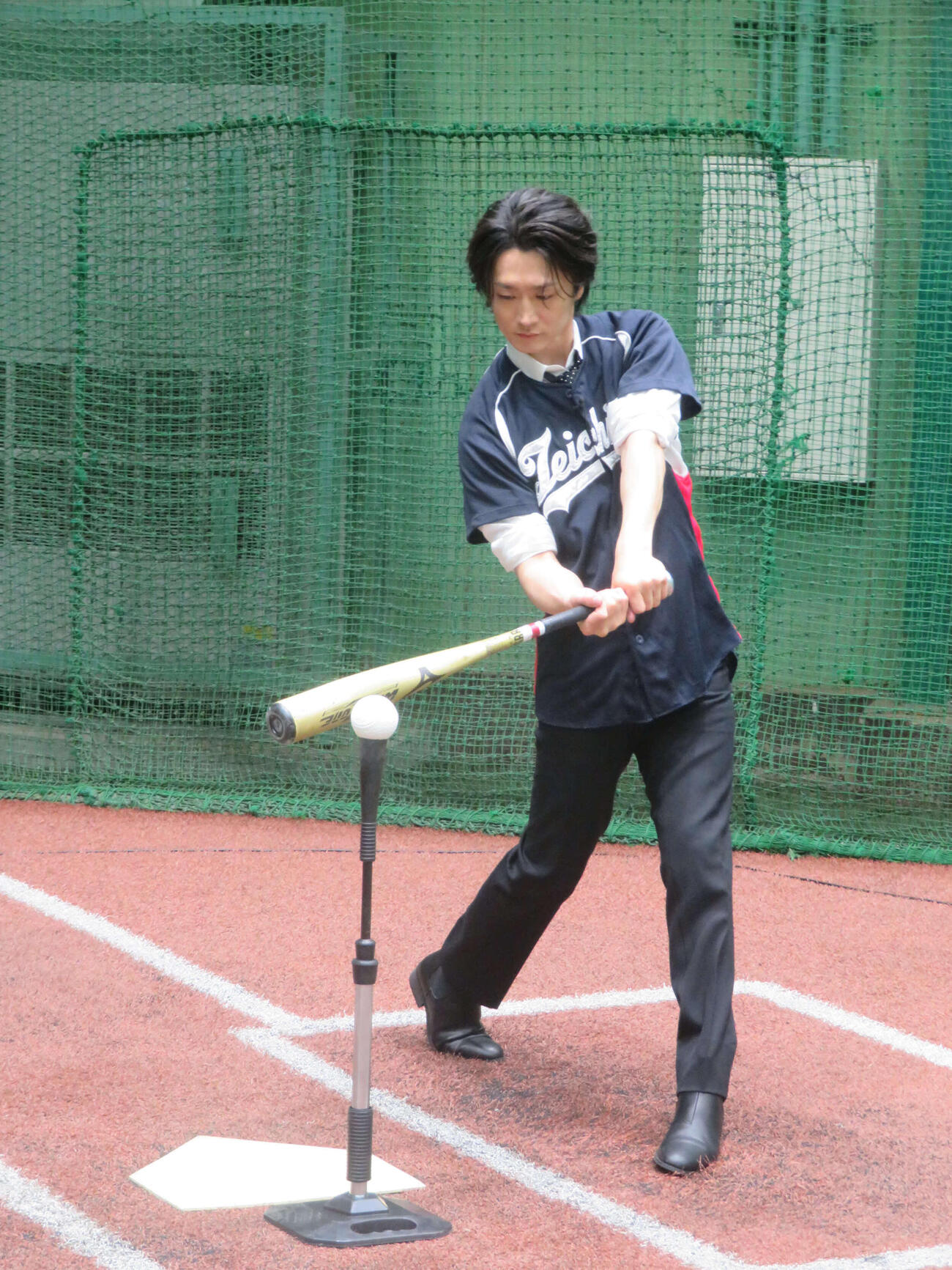 ティーバッティングの撮影用デモを披露する真田ナオキ（撮影・川田和博）