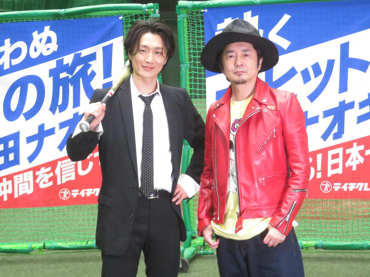 ダブルA面新曲「陽が沈む前に…／プルメリア　ラプソディ」披露取材会に出席した真田ナオキ（左）と怒髪天の増子直純（撮影・川田和博）