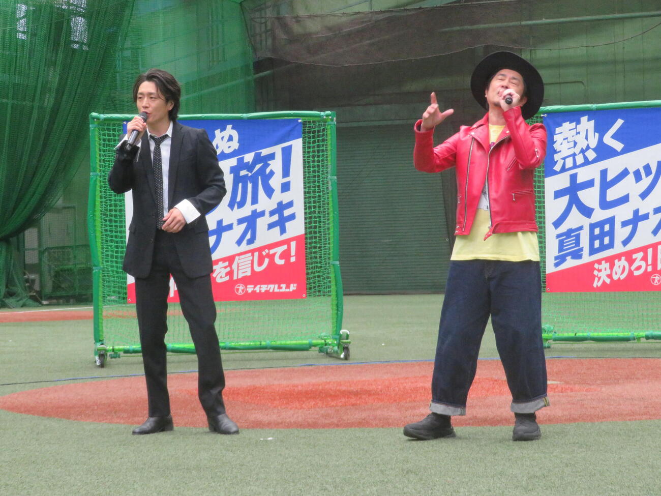「陽が沈む前に…」を熱唱する真田ナオキ（左）と作詞した怒髪天の増子直純（撮影・川田和博）