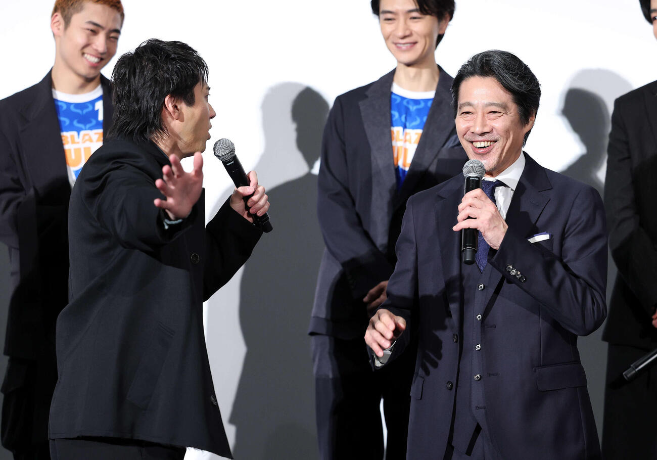 山田裕貴（左）とトークを交える堤真一（撮影・鈴木正人）　