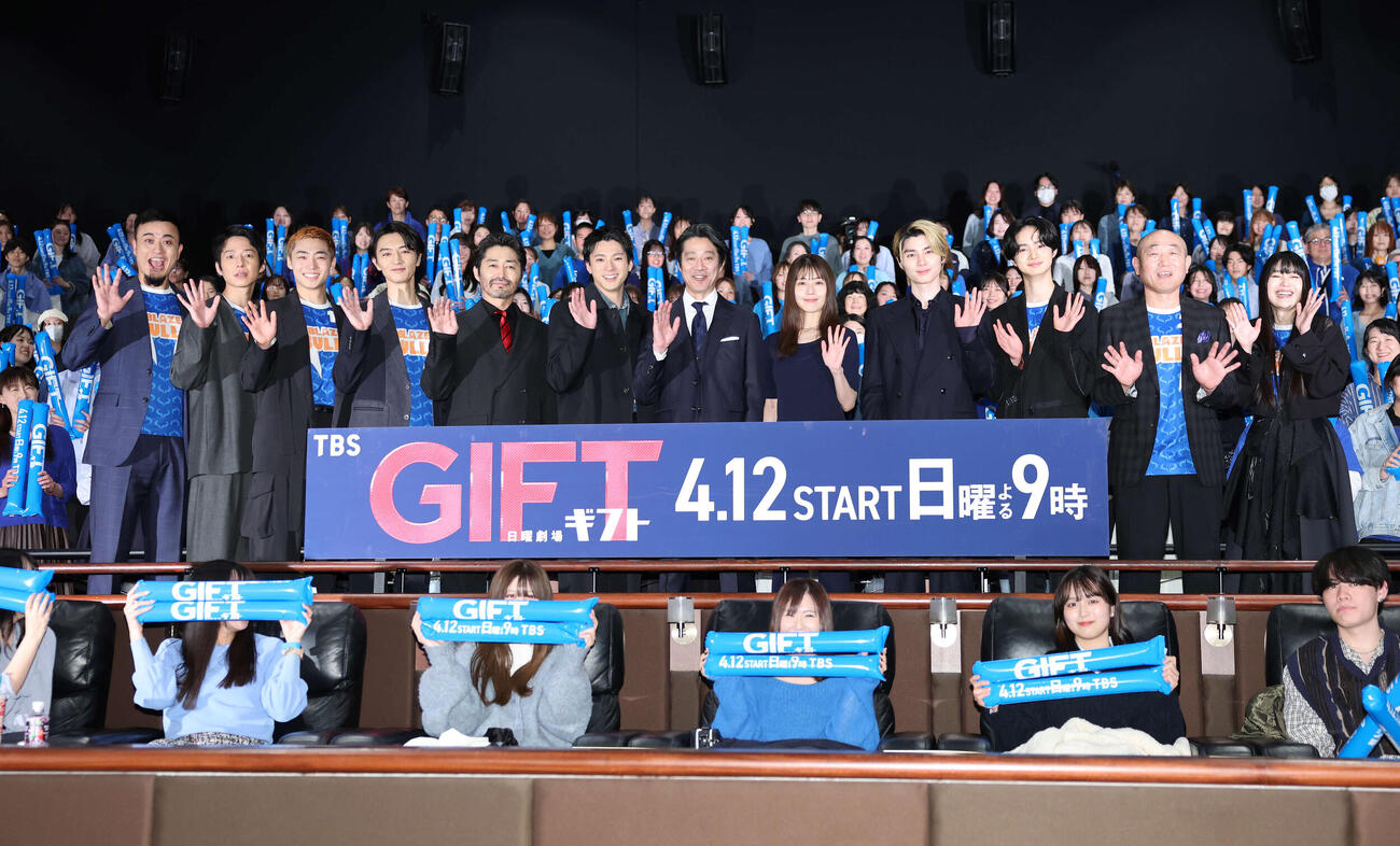 写真に納まる、左からノボせもんなべ、水間ロン、八村倫太郎、細田善彦、安田顕、山田裕貴、堤真一、有村架純、本田響矢、越山敬達、やす、冨手麻妙（撮影・鈴木正人）　