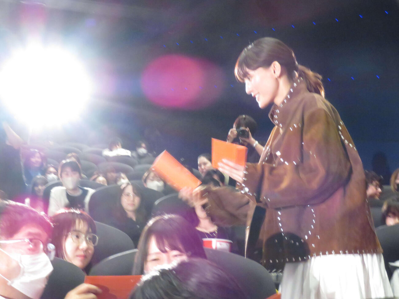 映画「人はなぜラブレターを書くのか」公開直前3万人イベント降壇時にラブレターを配る綾瀬はるか（撮影・村上幸将）