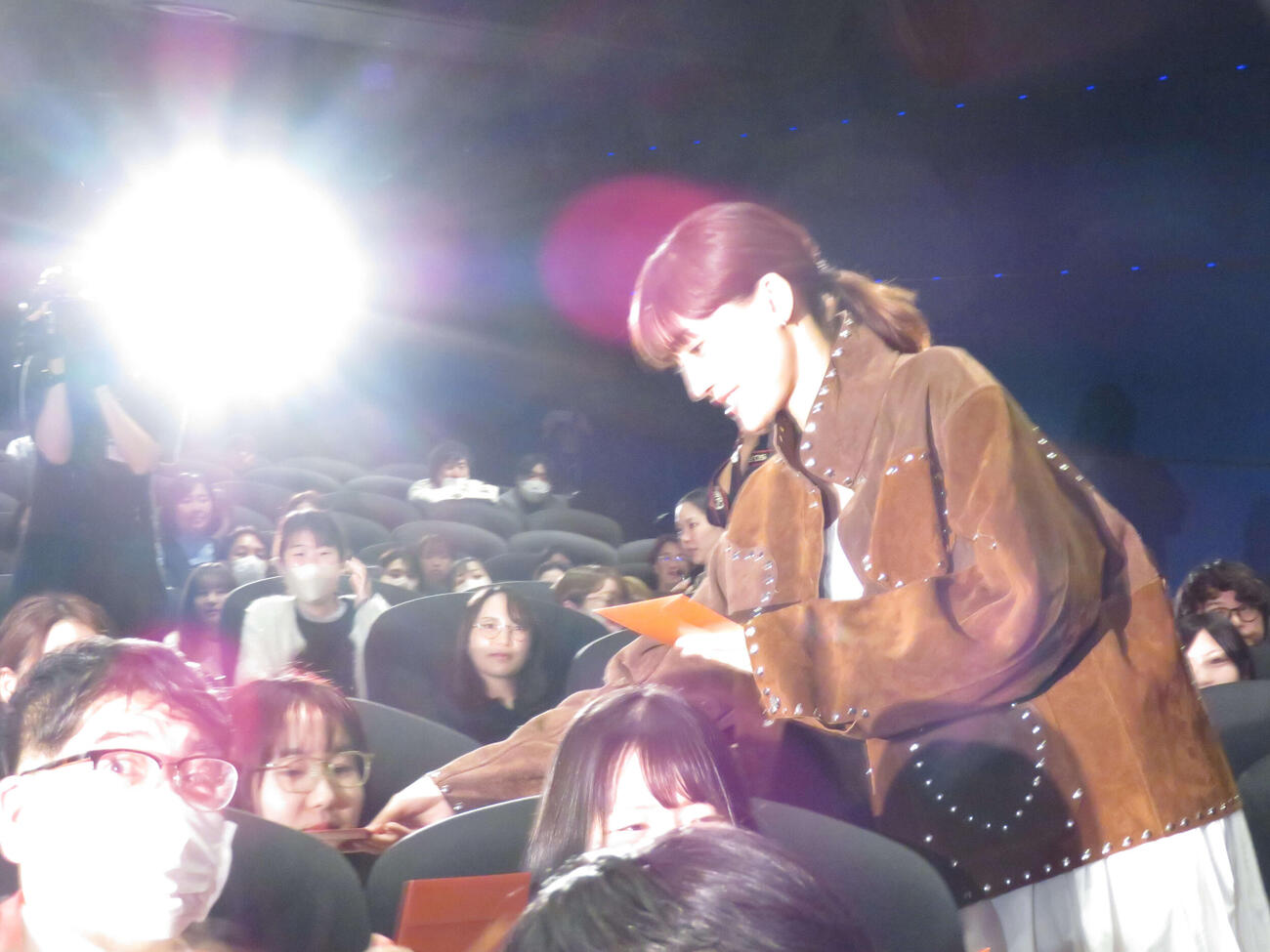 映画「人はなぜラブレターを書くのか」公開直前3万人イベント降壇時にラブレターを配る綾瀬はるか（撮影・村上幸将）