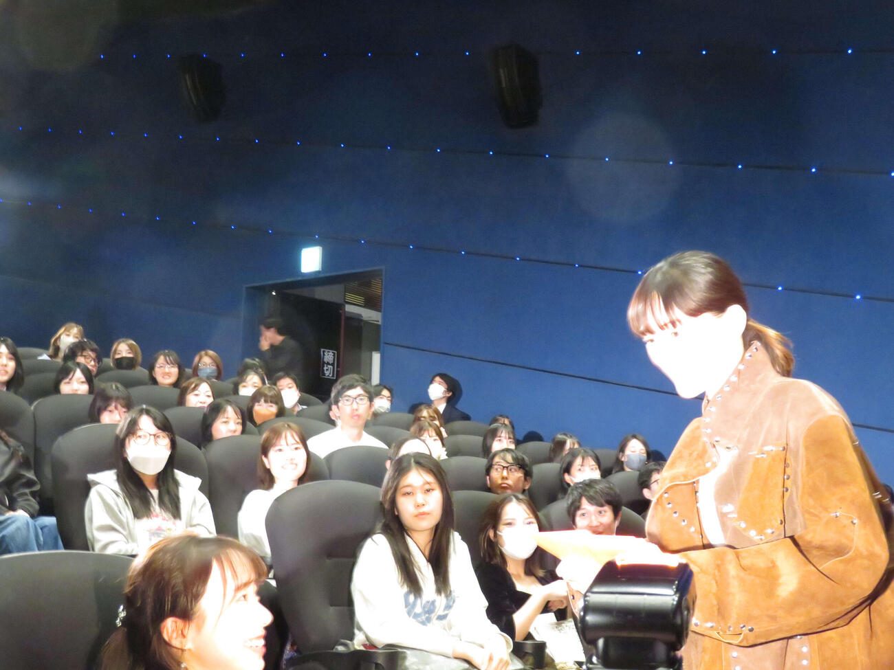 映画「人はなぜラブレターを書くのか」公開直前3万人イベント降壇時にラブレターを配る綾瀬はるか（撮影・村上幸将）