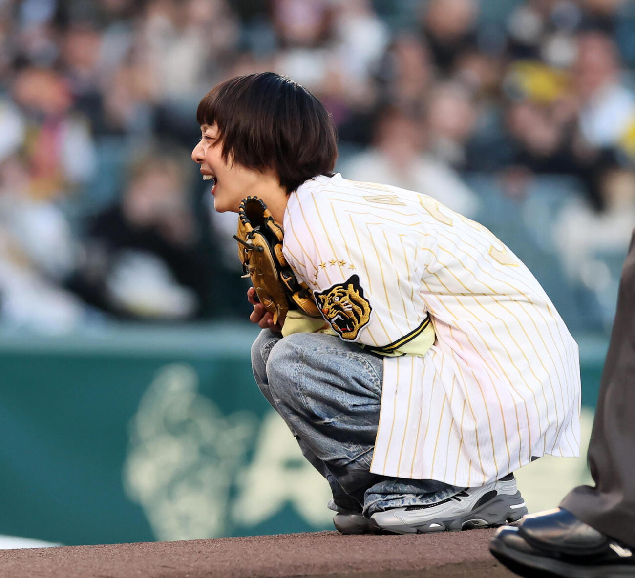 阪神対ヤクルト　始球式を行った歌手のあいみょん（撮影・加藤哉）