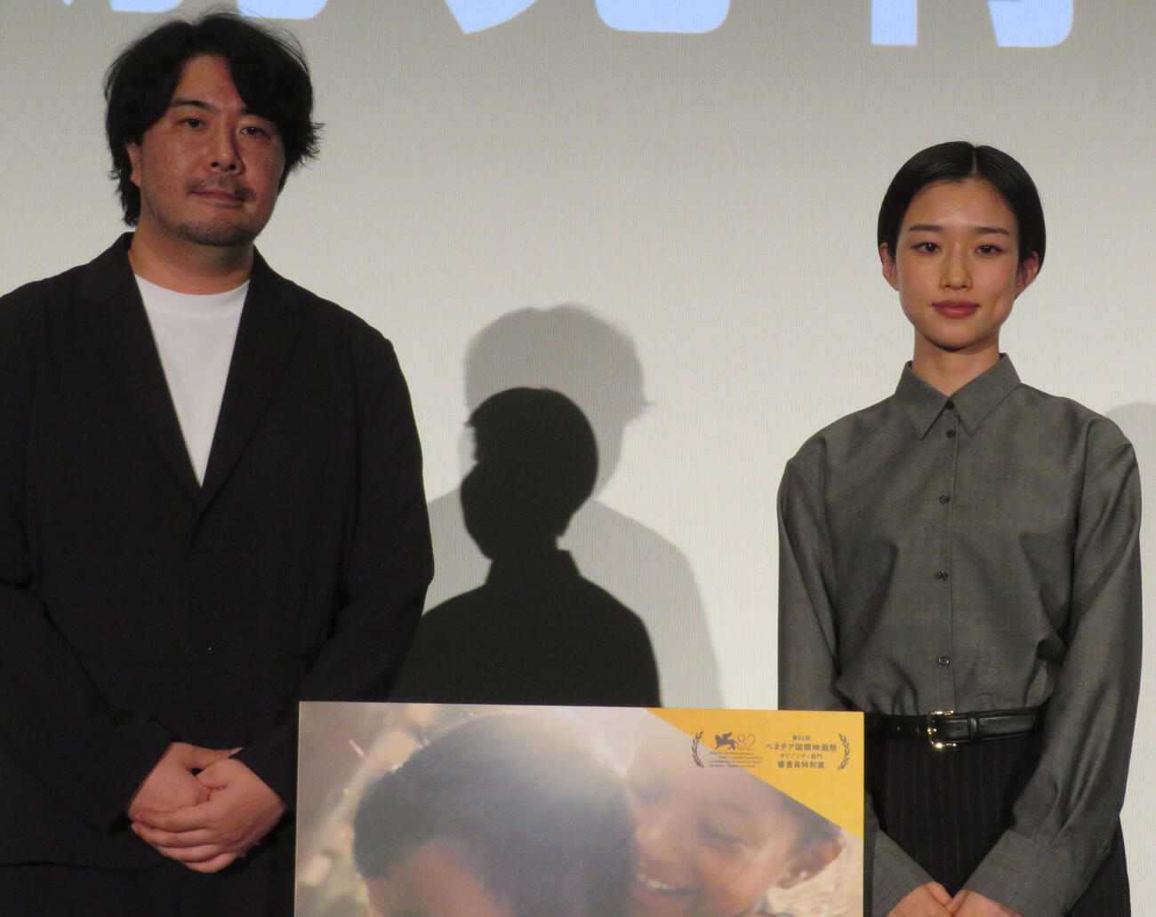 映画「LOST LAND」の先行上映会でトークイベントを行った河合優実（右）と藤元明緒監督