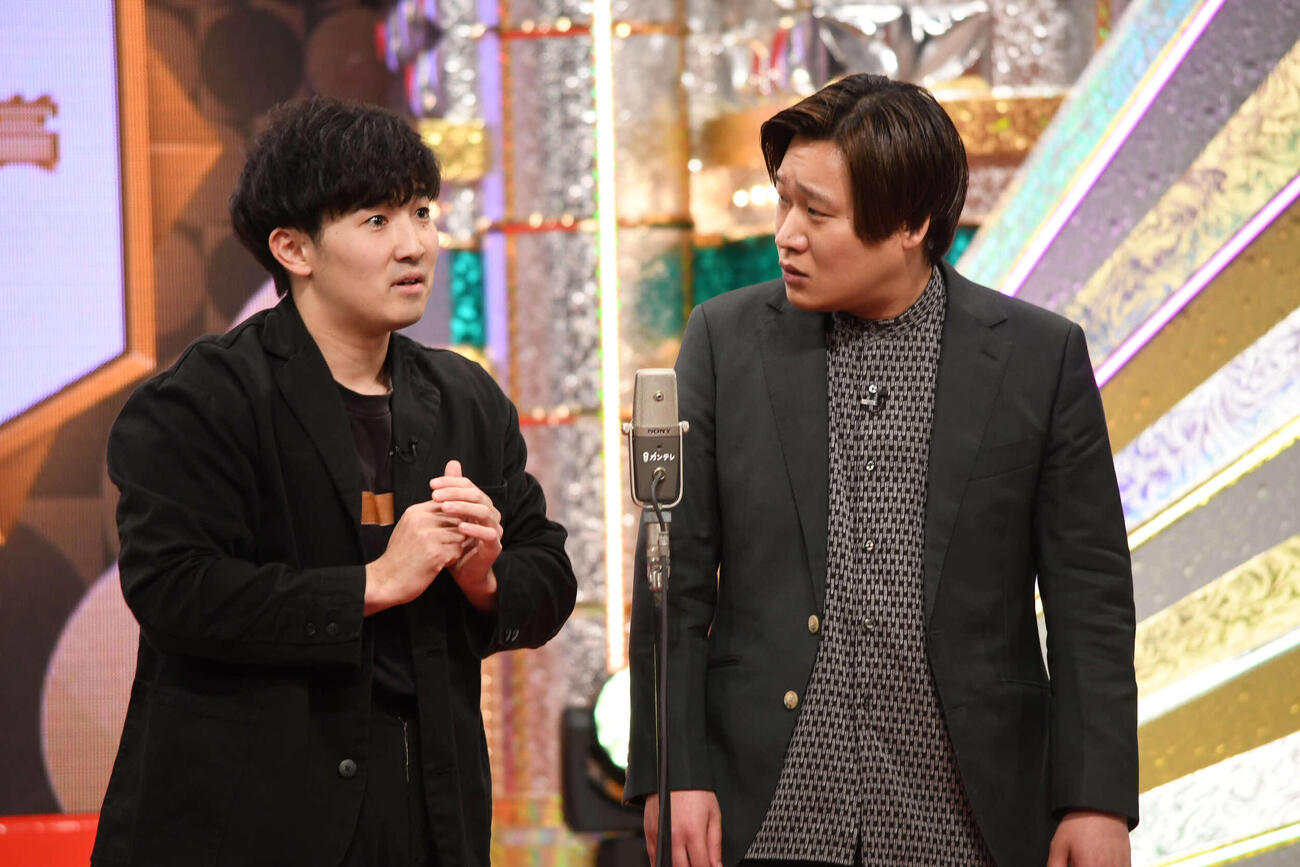 上方漫才大賞新人賞を受賞した、ぐろうの家村涼太（左）と高松巧（撮影・阪口孝志）