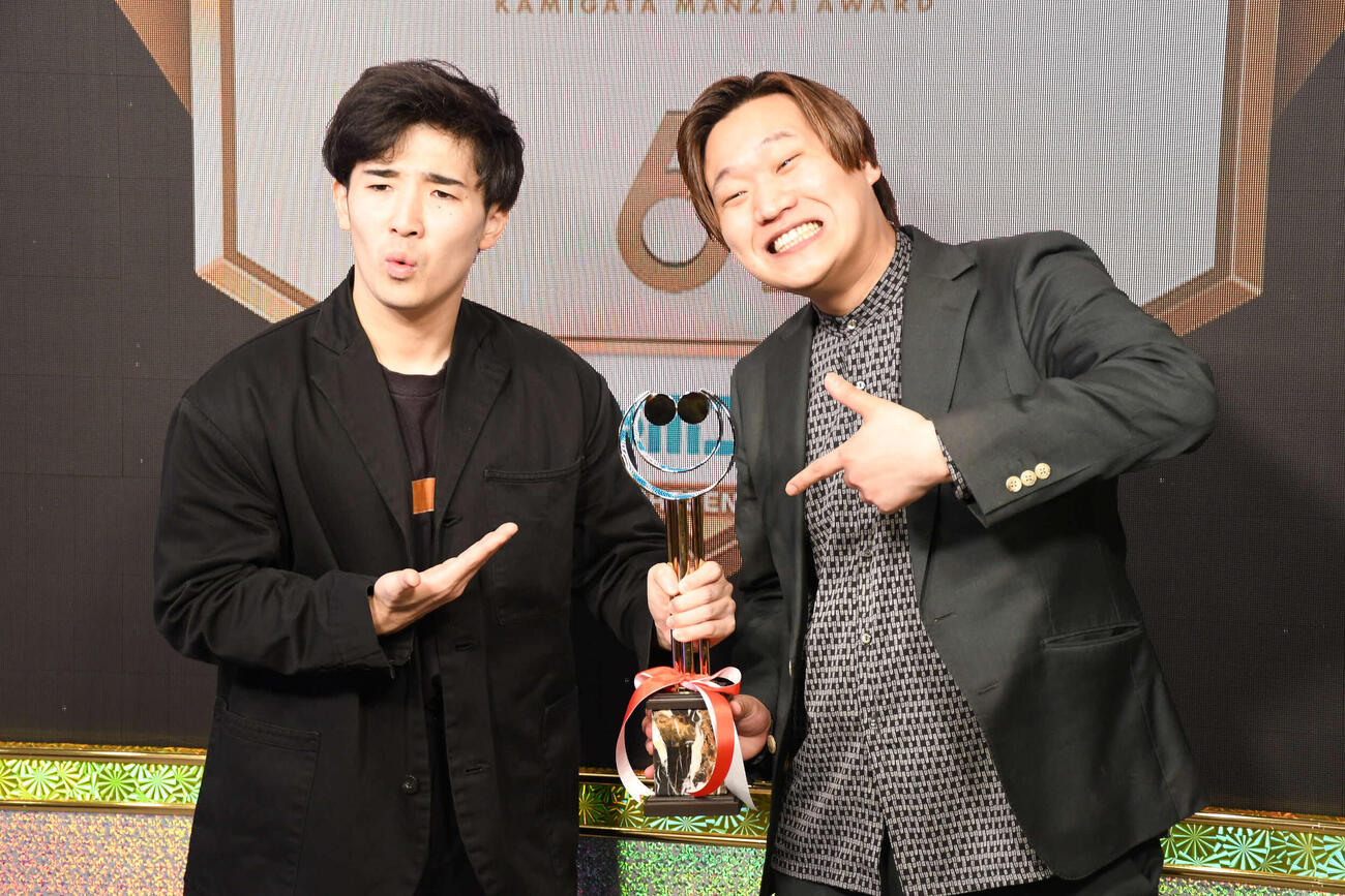 上方漫才大賞新人賞を受賞した、ぐろうの家村涼太（左）と高松巧（撮影・阪口孝志）