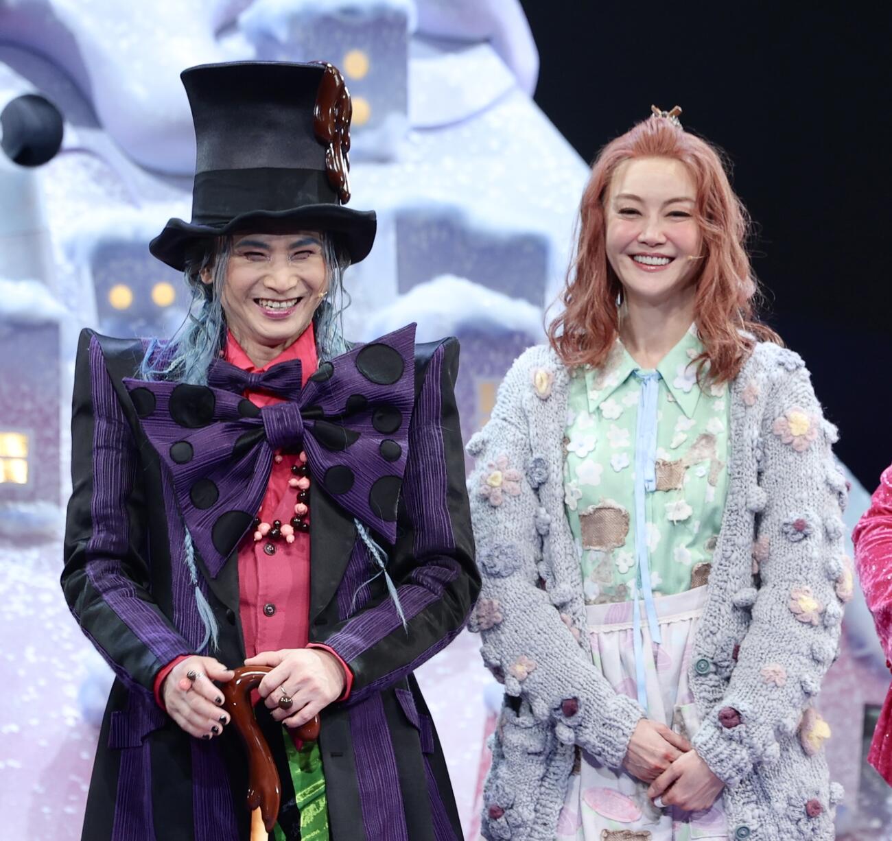 笑顔を見せる堂本光一（左）と観月ありさ（撮影・河田真司）
