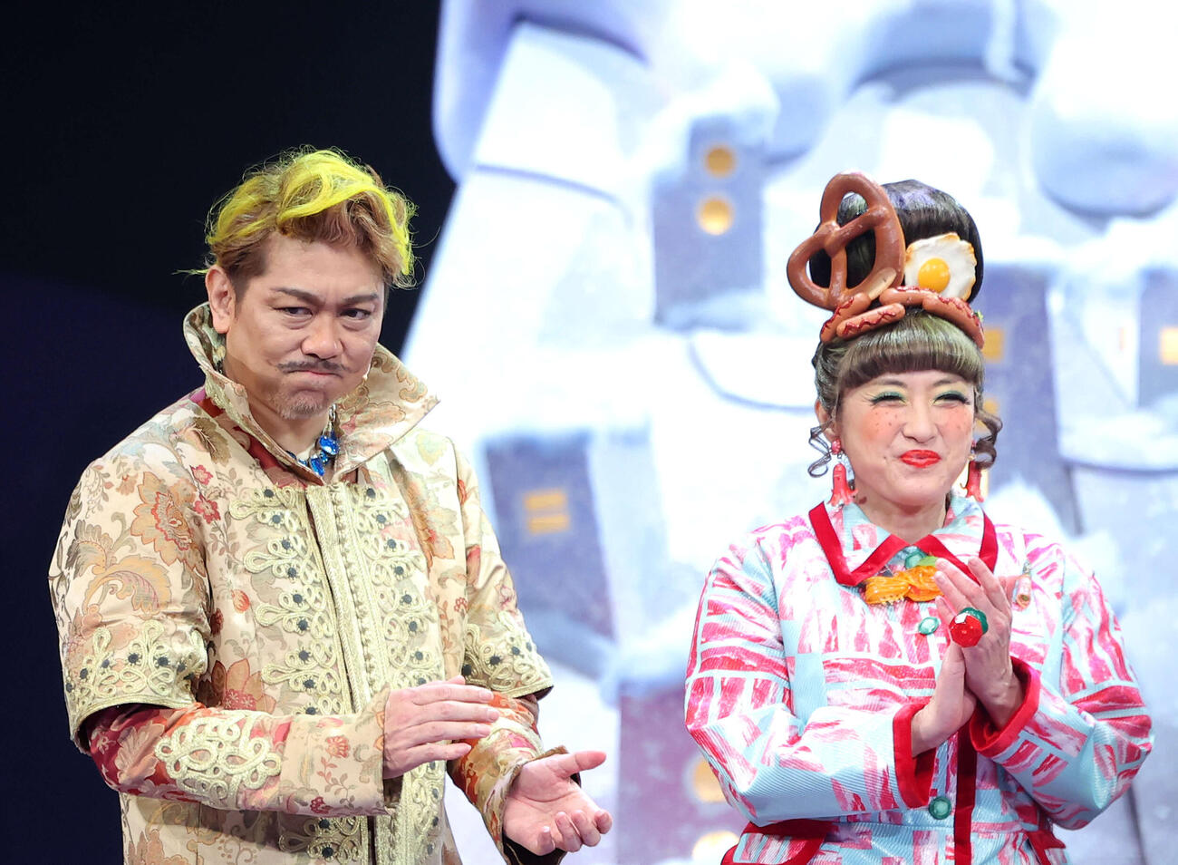 ミュージカル「チャーリーとチョコレート工場」開幕記念会見に臨む岸祐二（左）と鈴木ほのか（撮影・河田真司）