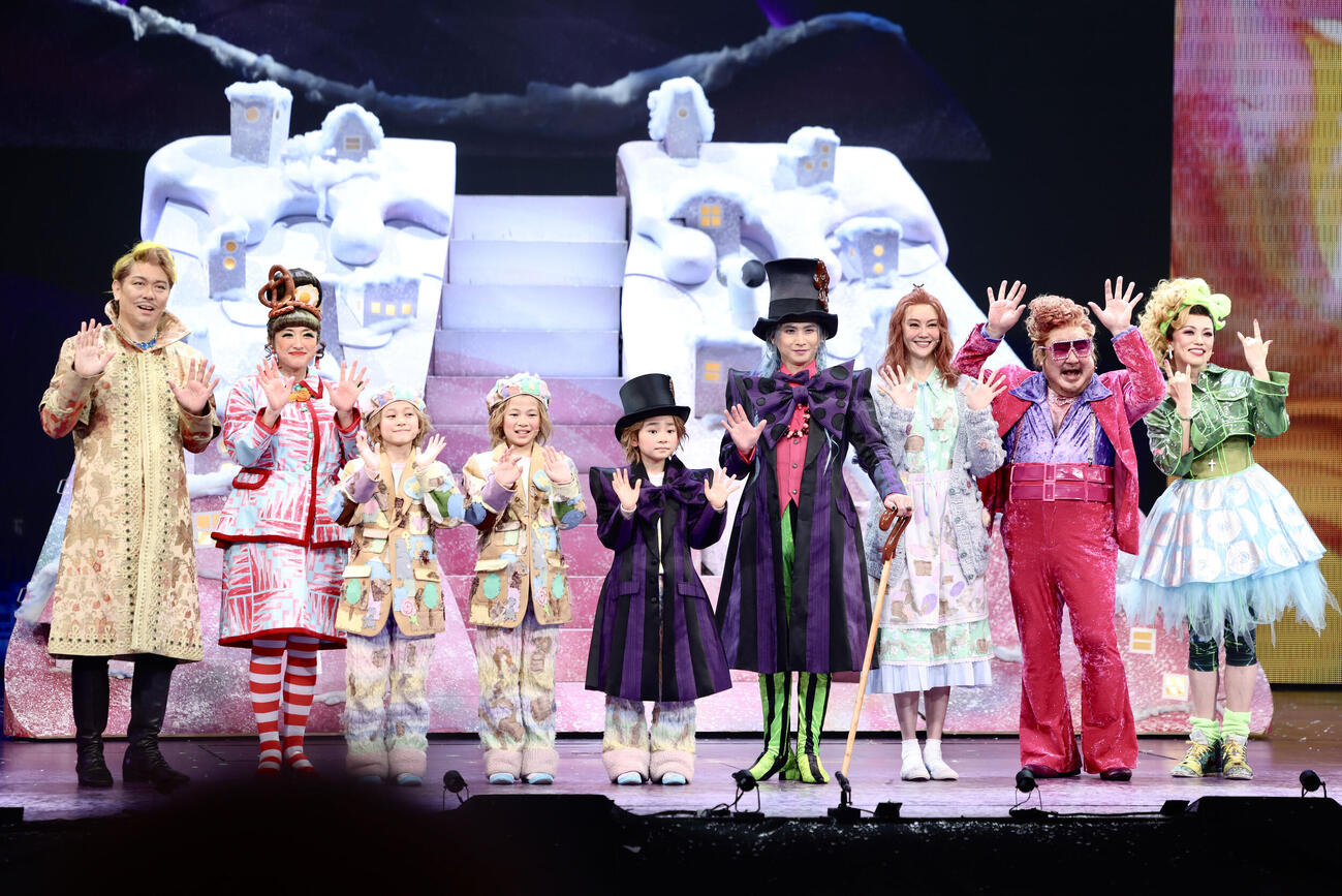 笑顔で手を振る堂本光一（左から6人目）。左から岸祐二、鈴木ほのか、小金輝久、瀧上颯太、古正悠希也、1人おいて観月ありさ、芋洗坂係長、彩吹真央（撮影・河田真司）