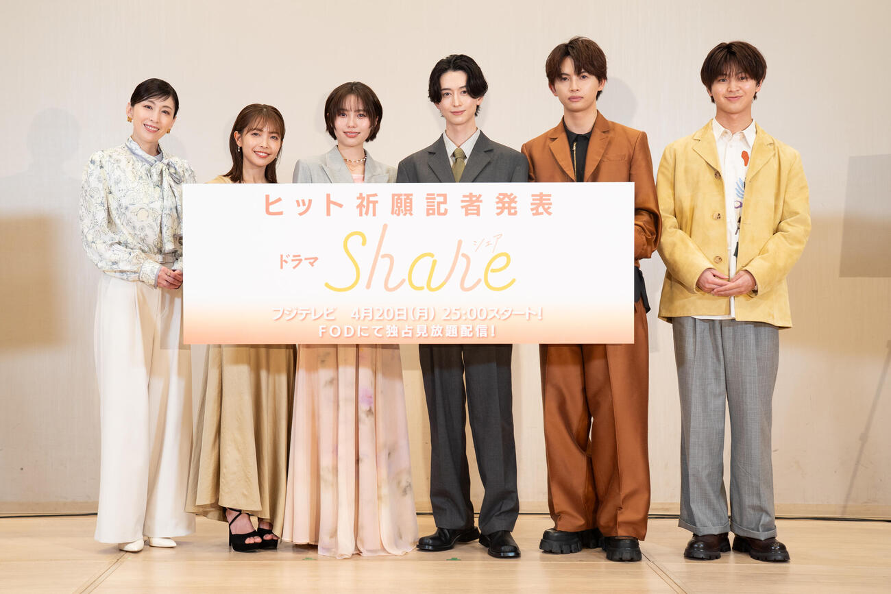るフジテレビのドラマ「share」のヒット祈願に出席した、左から雛形あきこ、寺本莉緒、秋田汐梨、秋田匡志、草川弥、藤本洸大
