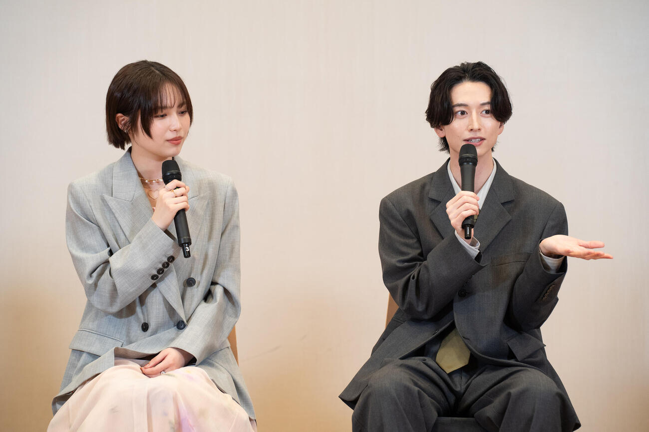 ダブル主演するフジテレビのドラマ「share」のヒット祈願を行った秋田汐梨（左）と池田匡志