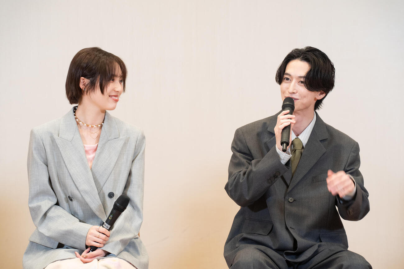 ダブル主演するフジテレビのドラマ「share」のヒット祈願を行った秋田汐梨（左）と池田匡志