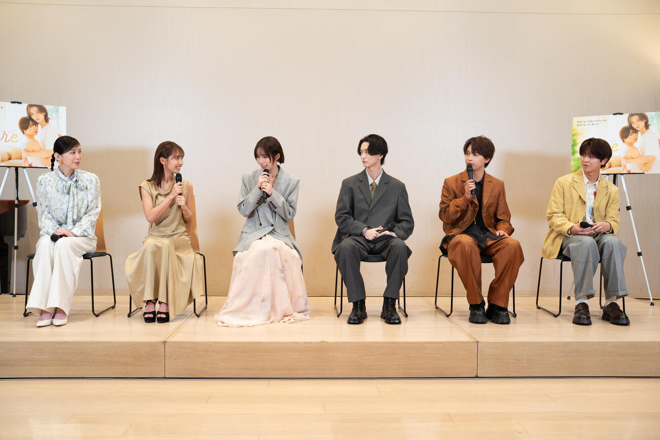 るフジテレビのドラマ「share」のヒット祈願に出席した、左から雛形あきこ、寺本莉緒、秋田汐梨、秋田匡志、草川弥、藤本洸大
