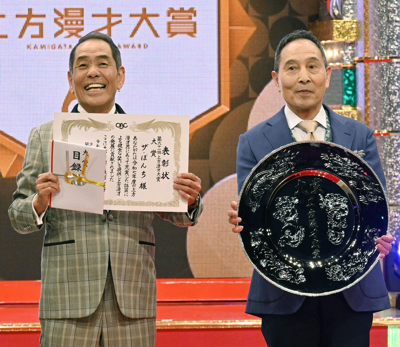 第61回上方漫才大賞に選ばれたお笑いコンビ「ザ・ぼんち」のぼんちおさむ（左）と里見まさと