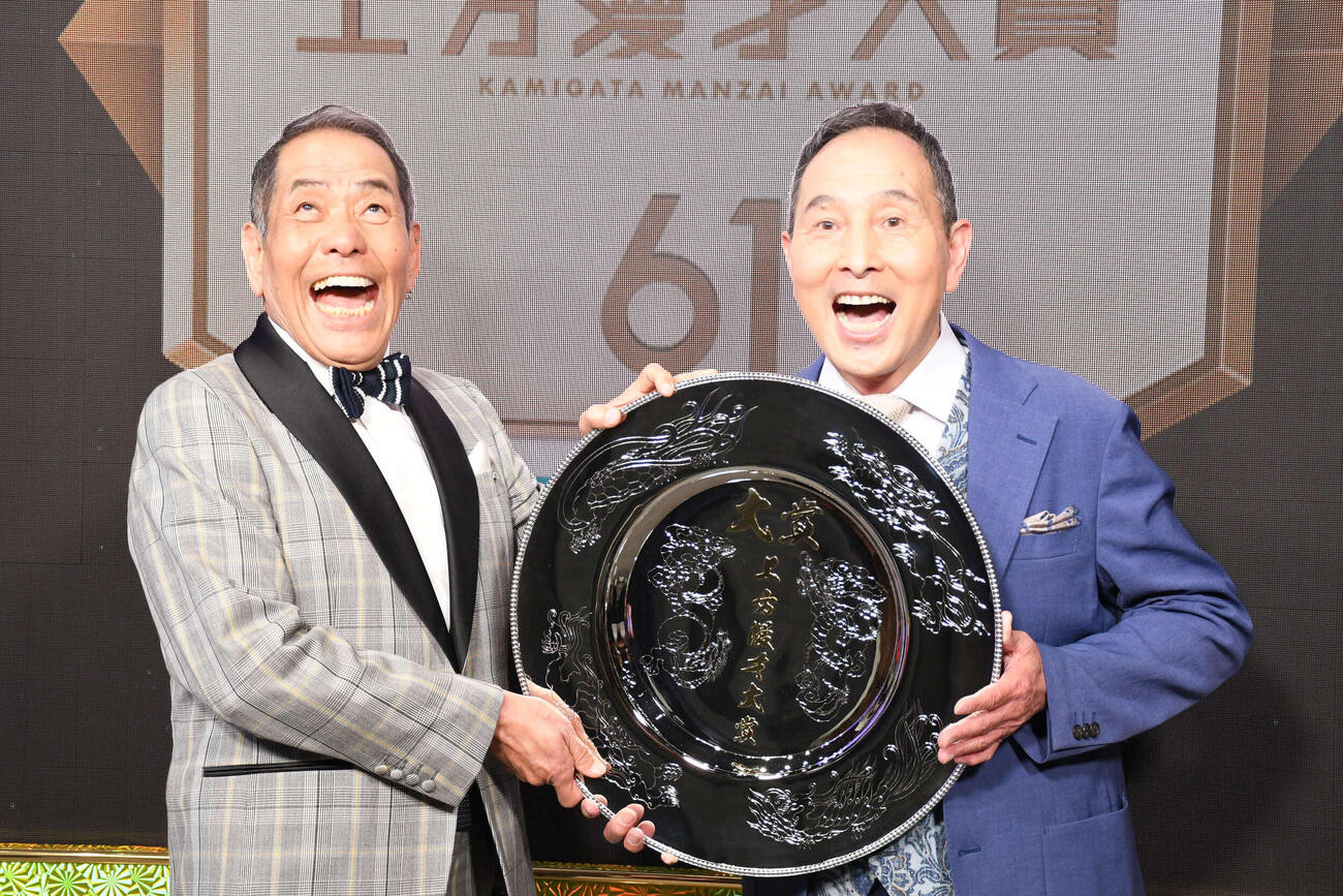 上方漫才大賞を受賞した、ザ・ぼんちのぼんちおさむ（左）と里見まさと（撮影・阪口孝志）