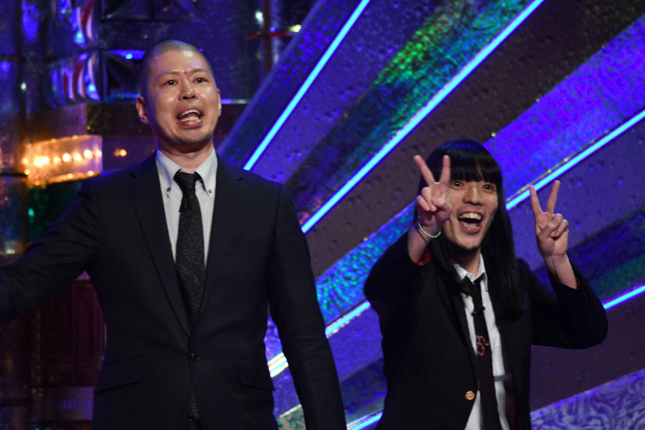 上方漫才大賞奨励賞を受賞した、金属バットの小林圭輔（左）と友保隼平（撮影・阪口孝志）