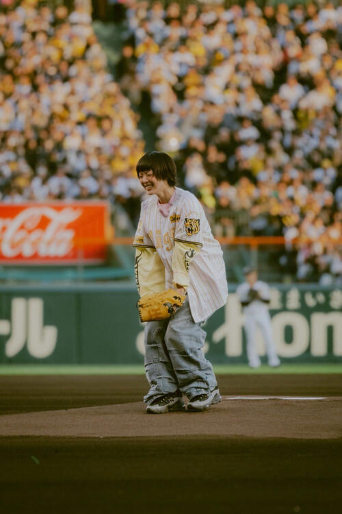 あいみょん、ノーバン始球式終え「とらほ！ただいま故郷甲子園！」捕手