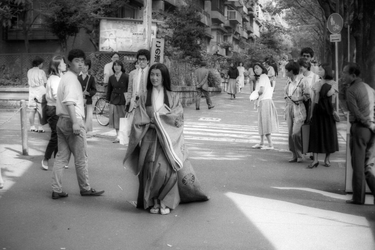 ドラマの収録で、十二単姿で表参道を歩く岡田有希子さん（1985年撮影）