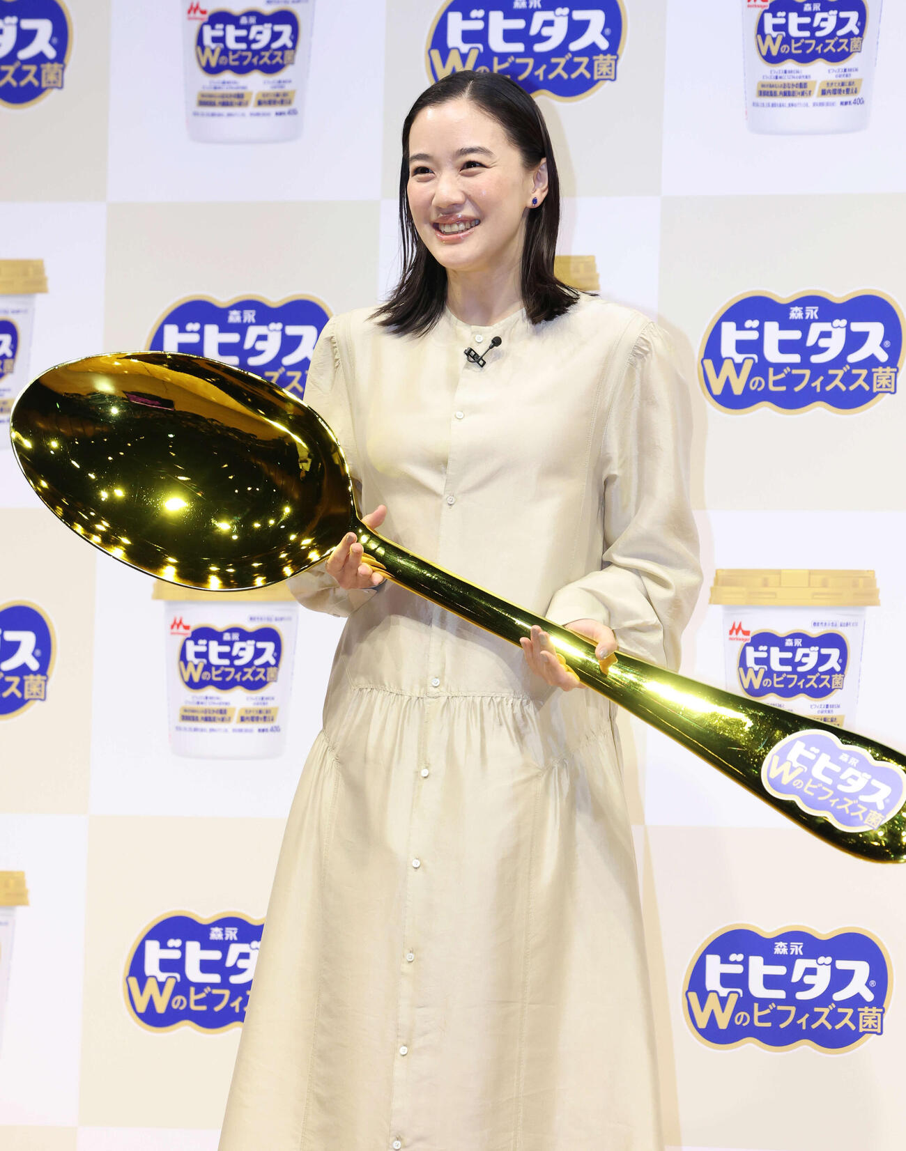 森永乳業「ビヒダスヨーグルト　Wのビフィズス菌」新CM発表会で金のスプーンを手に笑顔の蒼井優（撮影・浅見桂子）