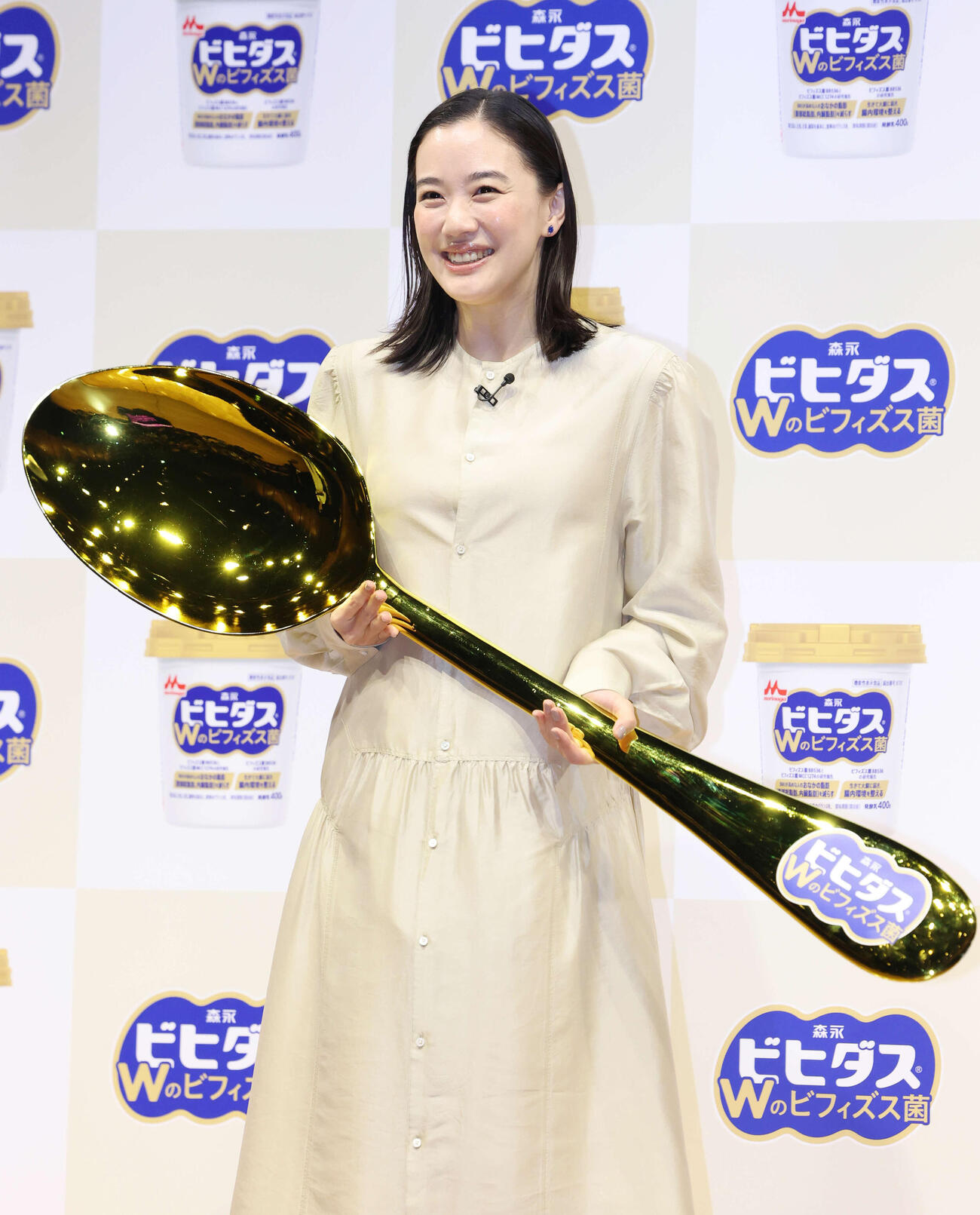 森永乳業「ビヒダスヨーグルト　Wのビフィズス菌」新CM発表会で金のスプーンを手に笑顔の蒼井優（撮影・浅見桂子）