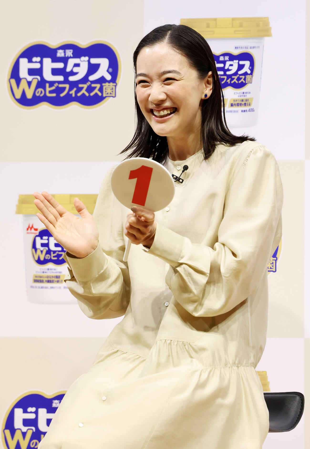 森永乳業「ビヒダスヨーグルト　Wのビフィズス菌」新CM発表会で、クイズに正解して笑顔の蒼井優（撮影・浅見桂子）