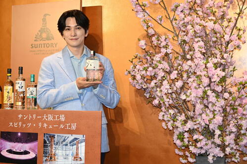 町田啓太 玉露の香りに思わず「ほっこり」 サントリー大阪工場で新