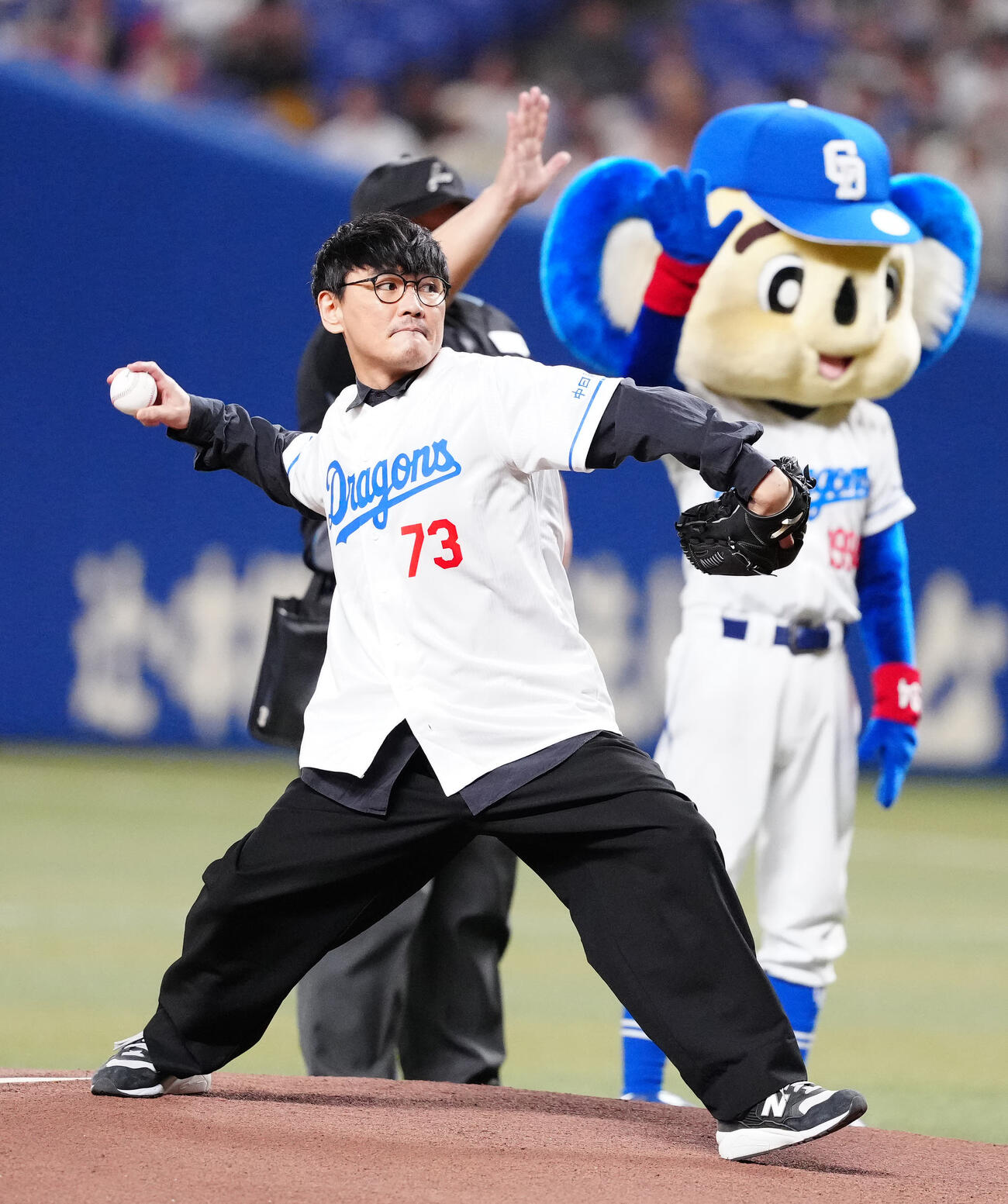 24年4月4日　中日対巨人　始球式に臨むサカナクションの山口一郎（撮影・江口和貴）
