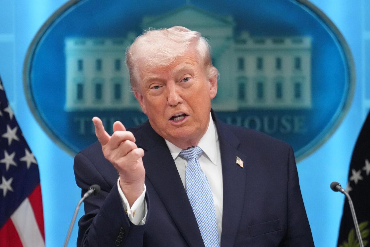 6日、ホワイトハウスで記者会見するトランプ米大統領（AP＝共同）