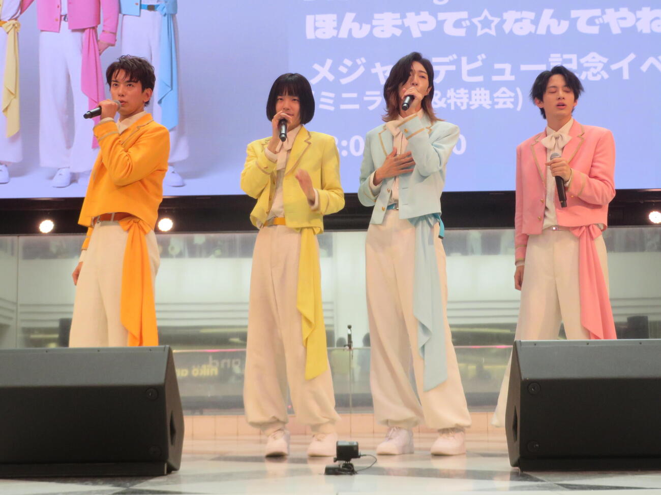 デビューイベントでパフォーマンスを披露するモナキ。左からじん、おヨネ、サカイJr．、ケンケン（撮影・川田和博）