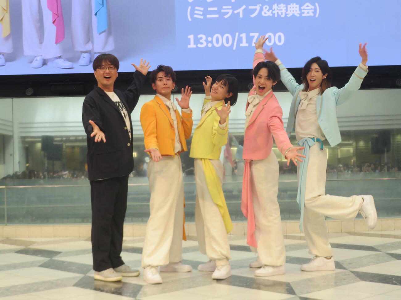 応援に駆けつけた酒井一圭（左）とモナキ（撮影・川田和博）