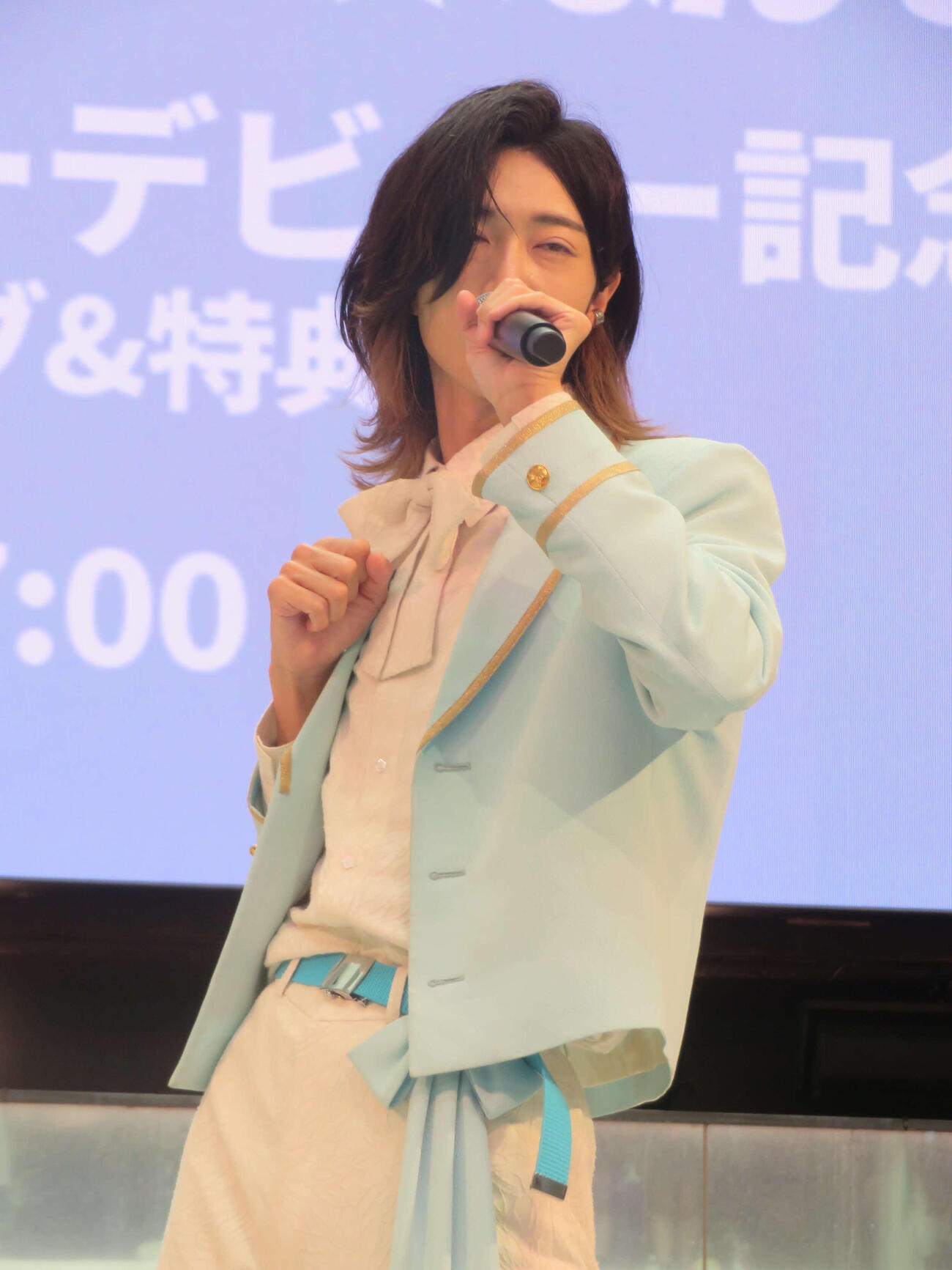 デビューイベントで熱唱するサカイJr．（撮影・川田和博）
