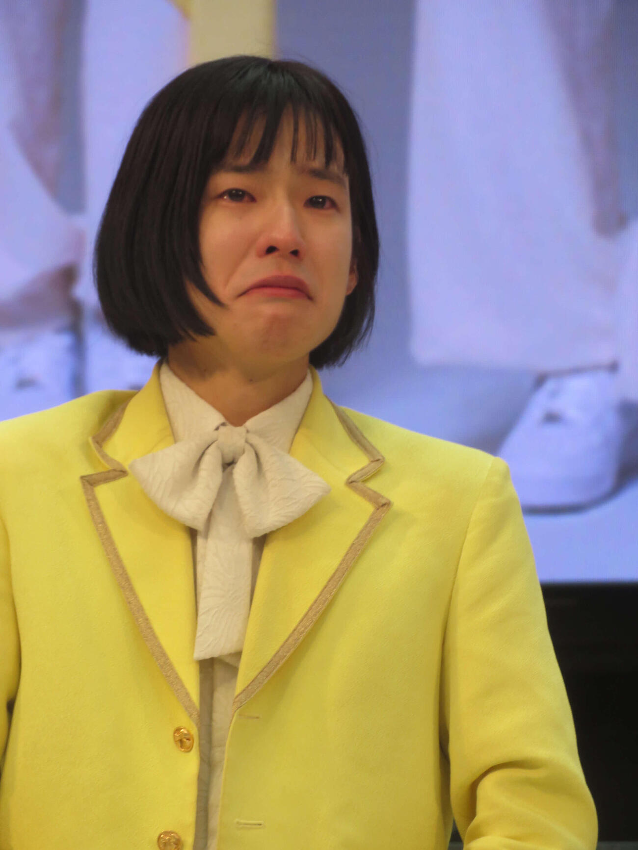 デビューイベントのサプライズ発表に涙するおヨネ（撮影・川田和博）