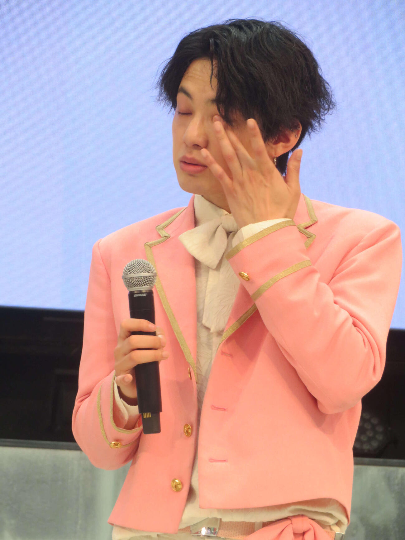 デビューイベントのサプライズ発表に涙するケンケン（撮影・川田和博）