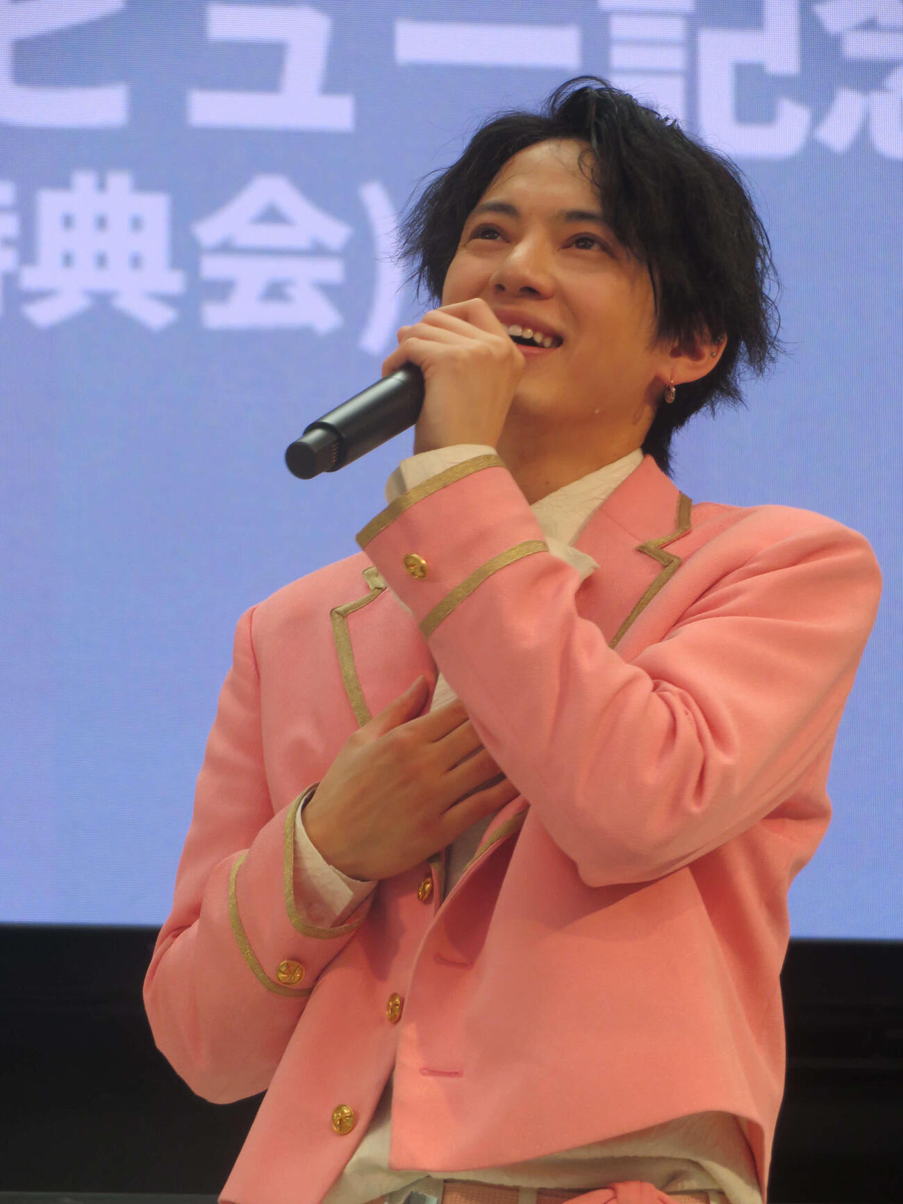 デビューイベントで熱唱するケンケン（撮影・川田和博）