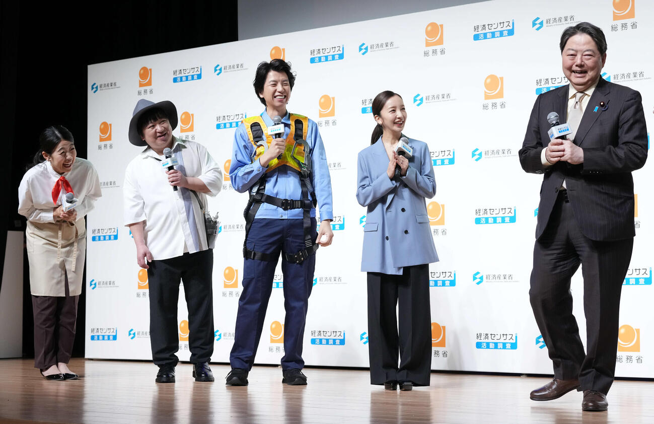 「令和8年経済センサス　活動調査　調査開始セレモニー」に登壇した笑顔を見せる林芳正総務大臣（右端）。左から横澤夏子、ケツ、辻皓平、板野友美（撮影・たえ見朱実）