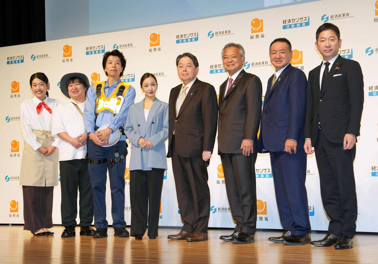セレモニーに登壇し記念撮影に納まる、左から横澤夏子、ケツ、辻皓平、板野友美、林芳正総務大臣、高橋克法総務副大臣、中野英幸総務大臣政務官、越智俊之経済産業大臣政務官（撮影・たえ見朱実）