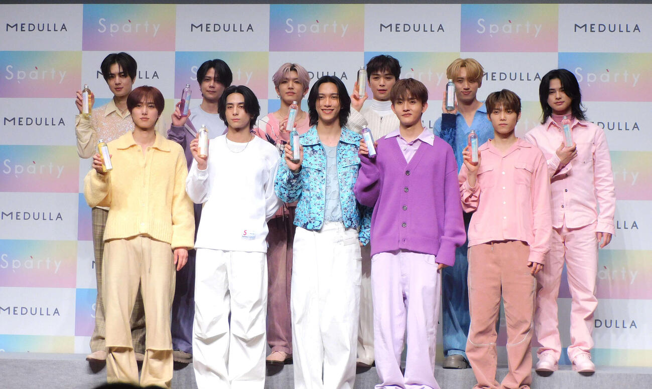 「MEDULLA」新CM発表会に登壇したINI、前列左から尾崎匠海、西洸人、池﨑理人、田島将吾、木村柾哉、後列左から佐野雄大、藤牧京介、髙塚大夢、後藤威尊、許豊凡、松田迅（撮影・寺本吏輝）