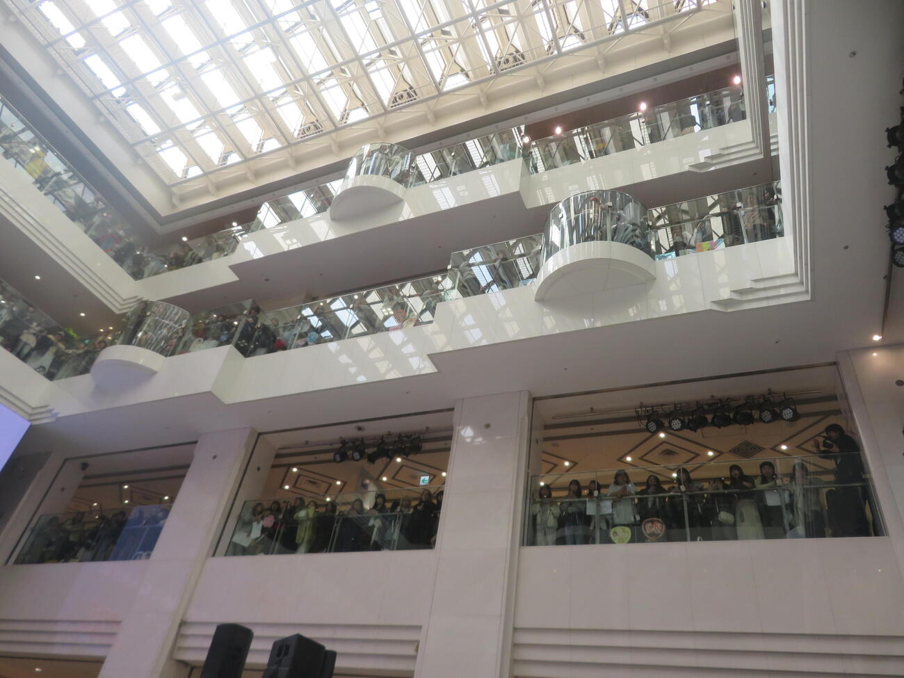 モナキのデビューイベント会場を埋め尽くすファンたち（撮影・川田和博）