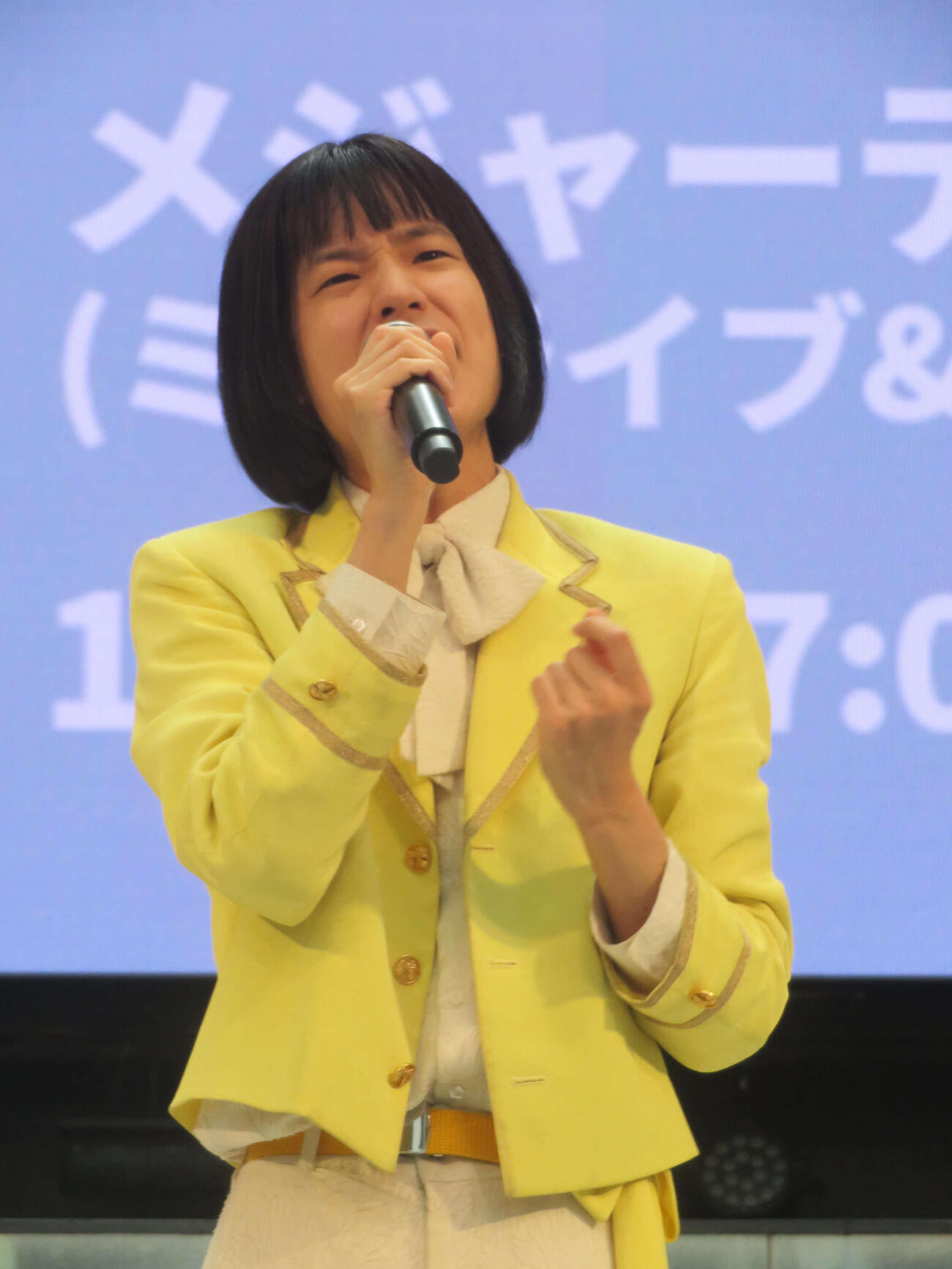 デビューイベントで熱唱するおヨネ（撮影・川田和博）