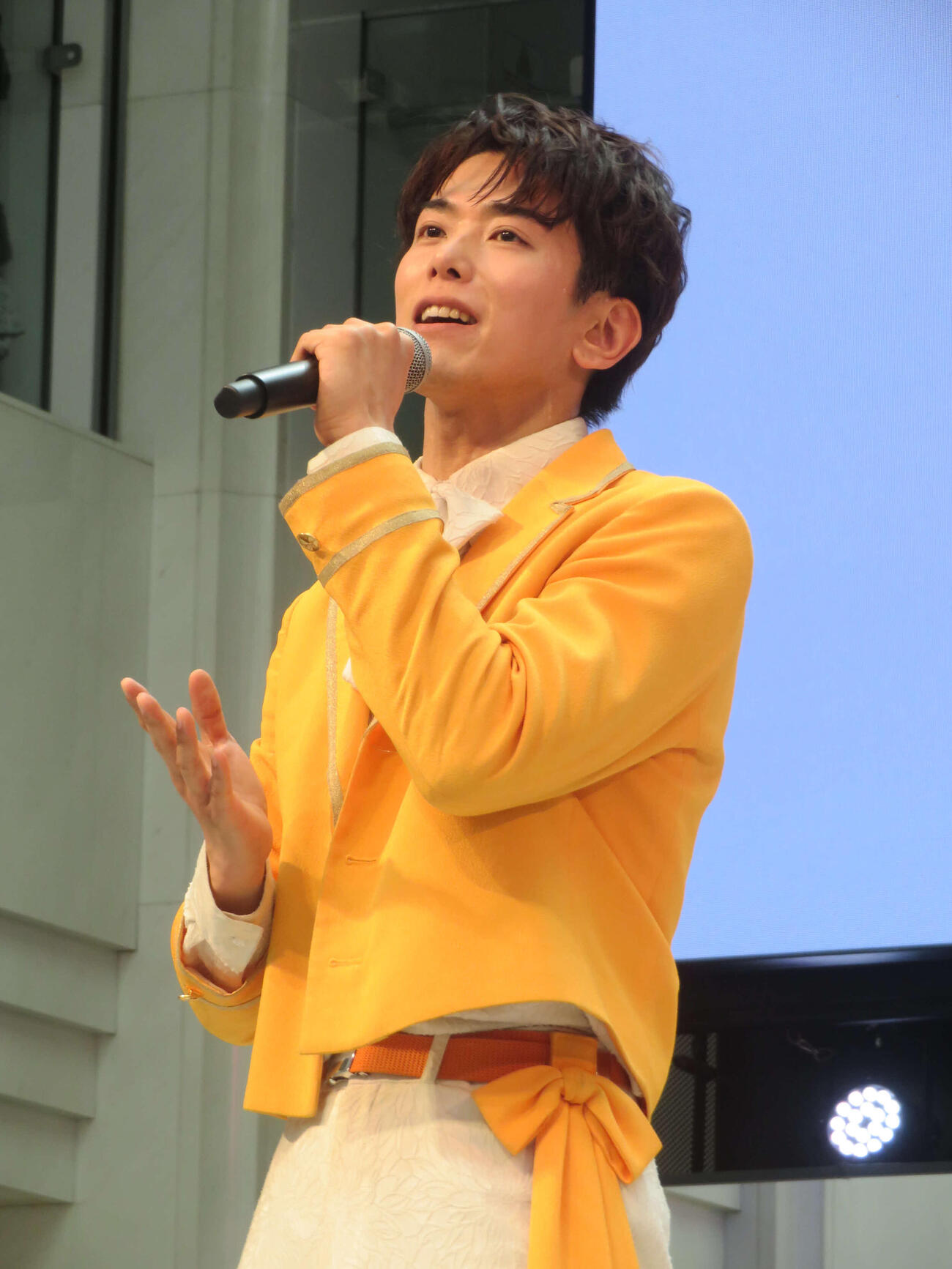 デビューイベントで熱唱するじん（撮影・川田和博）