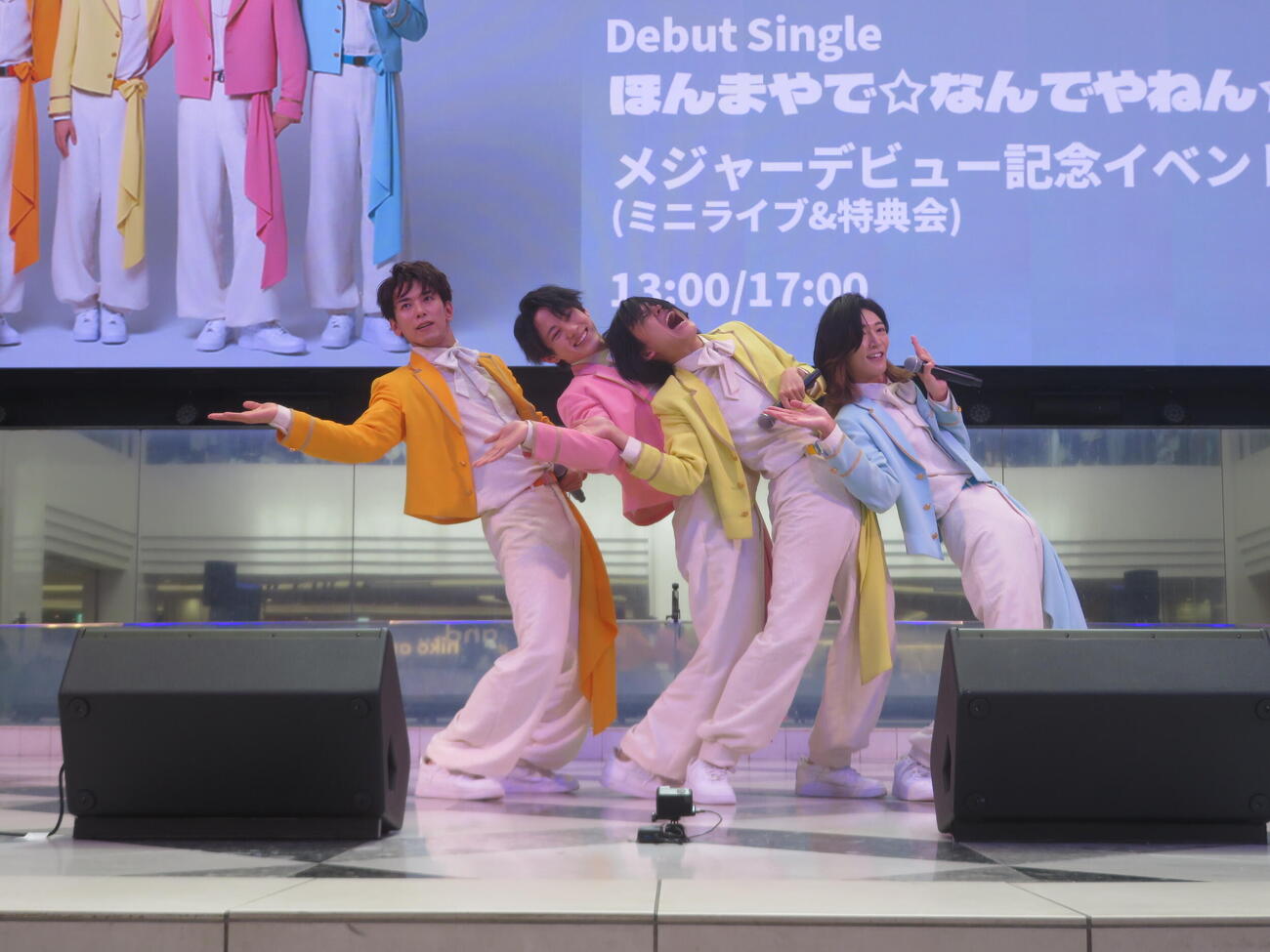 デビューイベントを行ったモナキ。左からじん、ケンケン、おヨネ、サカイJr．（撮影・川田和博）