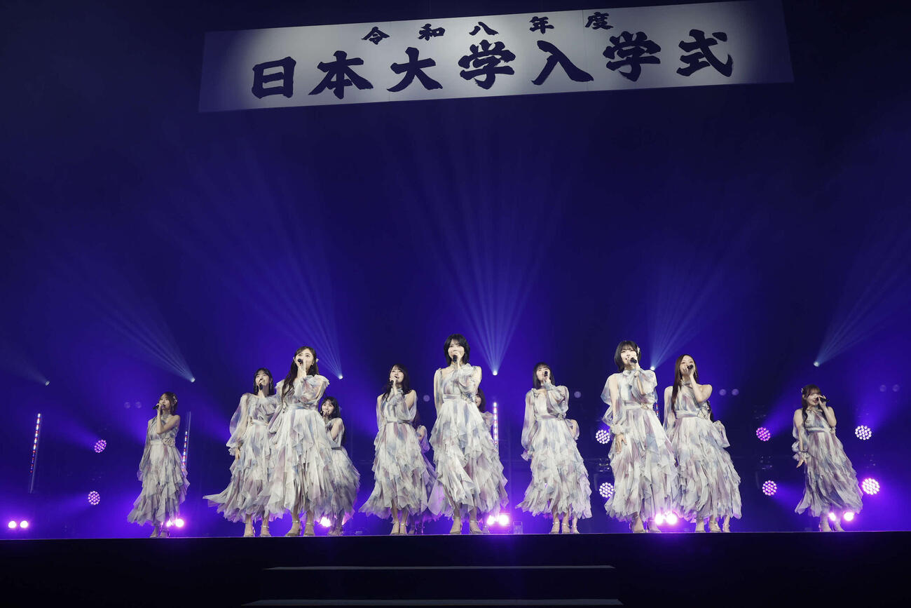 日大入学式にサプライズ登場した乃木坂46