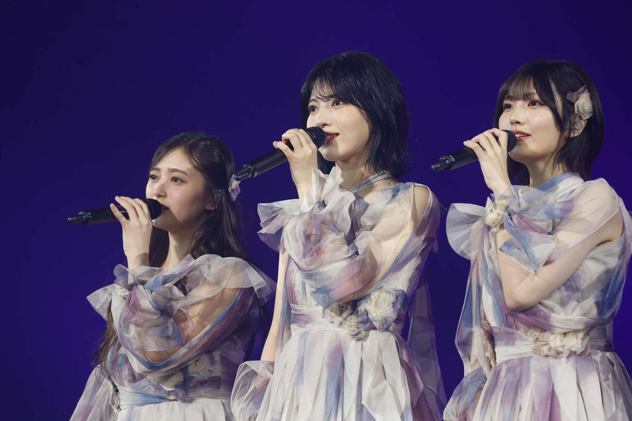 日大入学式にサプライズ登場した乃木坂46　左から井上和、林瑠奈、中西アルノ