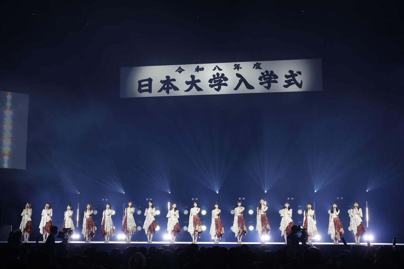 日大入学式にサプライズ登場した乃木坂46
