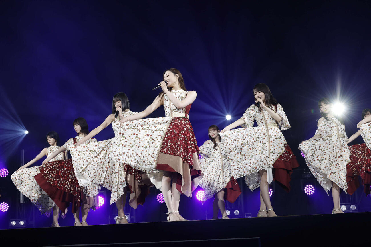 日大入学式にサプライズ登場した乃木坂46